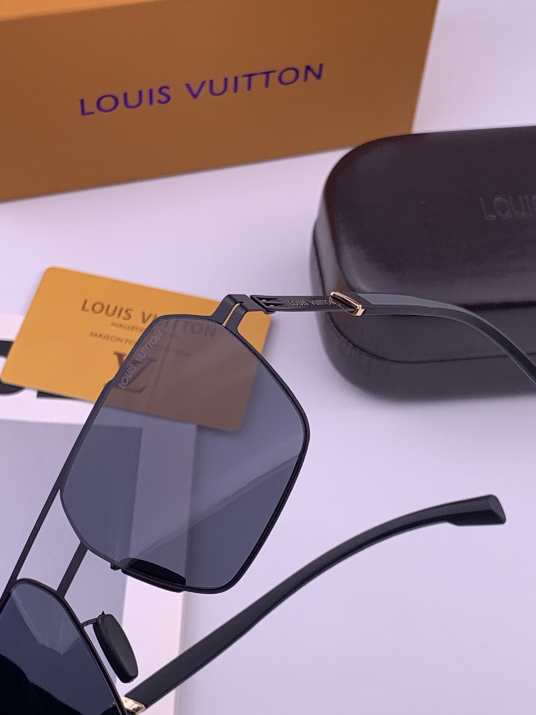 ♦️LV  新款男女情侣款太阳镜多边形墨镜iP电镀永不褪色 超轻超有弹性整幅眼镜无螺丝重要的是压不坏 高