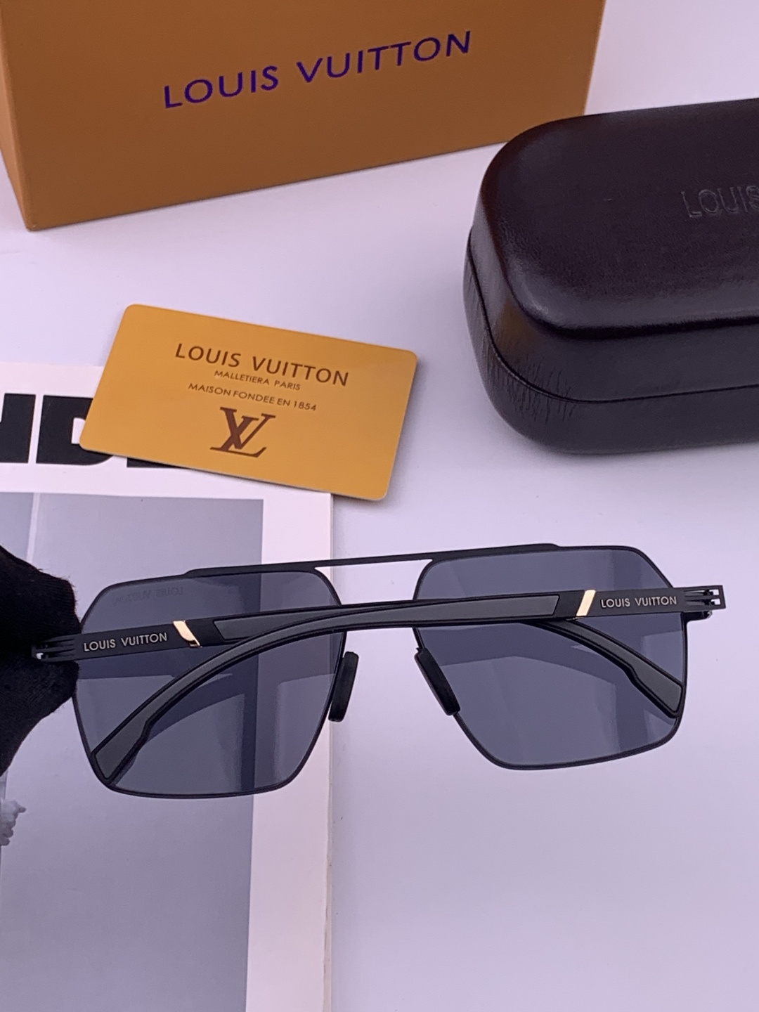 ♦️LV  新款男女情侣款太阳镜多边形墨镜iP电镀永不褪色 超轻超有弹性整幅眼镜无螺丝重要的是压不坏 高