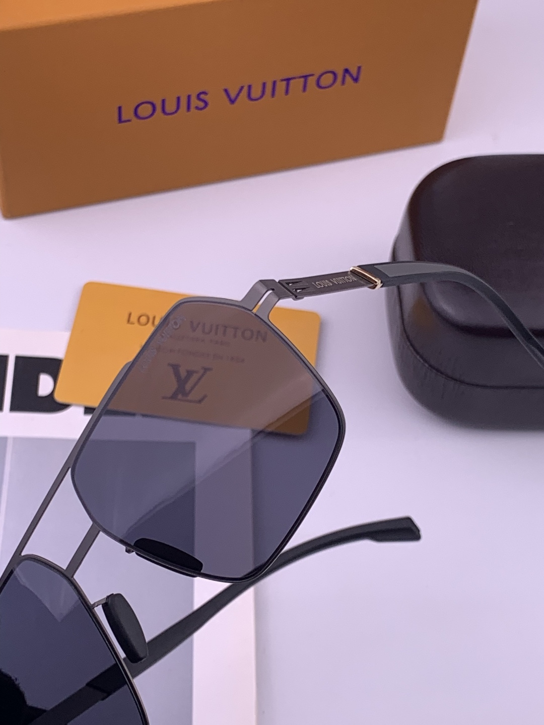 ♦️LV  新款男女情侣款太阳镜多边形墨镜iP电镀永不褪色 超轻超有弹性整幅眼镜无螺丝重要的是压不坏 高