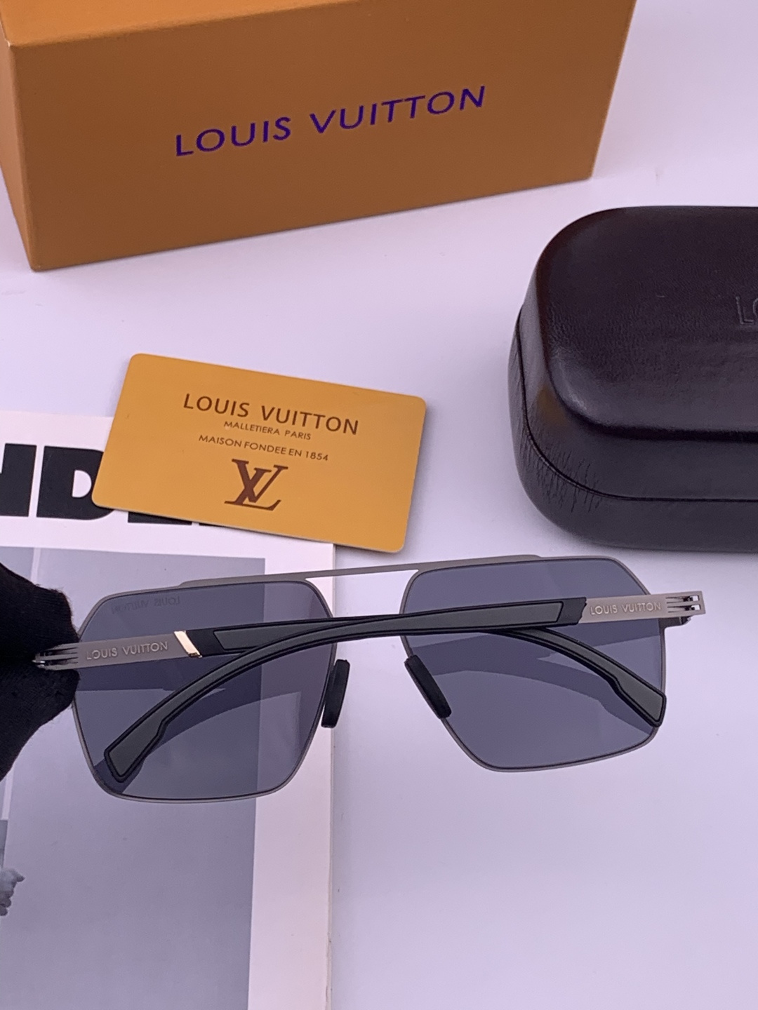 ♦️LV  新款男女情侣款太阳镜多边形墨镜iP电镀永不褪色 超轻超有弹性整幅眼镜无螺丝重要的是压不坏 高