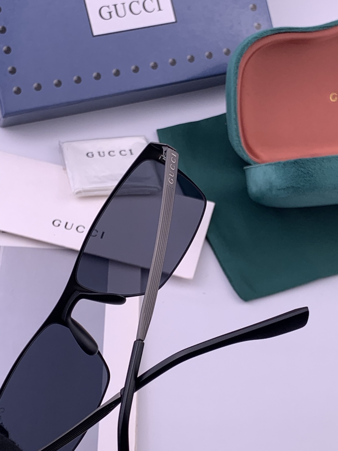 GUCCI 男款炫彩飞行员偏光太阳镜 ❤️材质：高清尼龙加厚卡槽高清偏光镜片 🌹无边框镜架💕颜👍型号：G