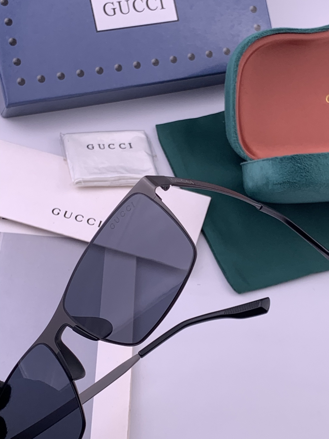 GUCCI 男款炫彩飞行员偏光太阳镜 ❤️材质：高清尼龙加厚卡槽高清偏光镜片 🌹无边框镜架💕颜👍型号：G