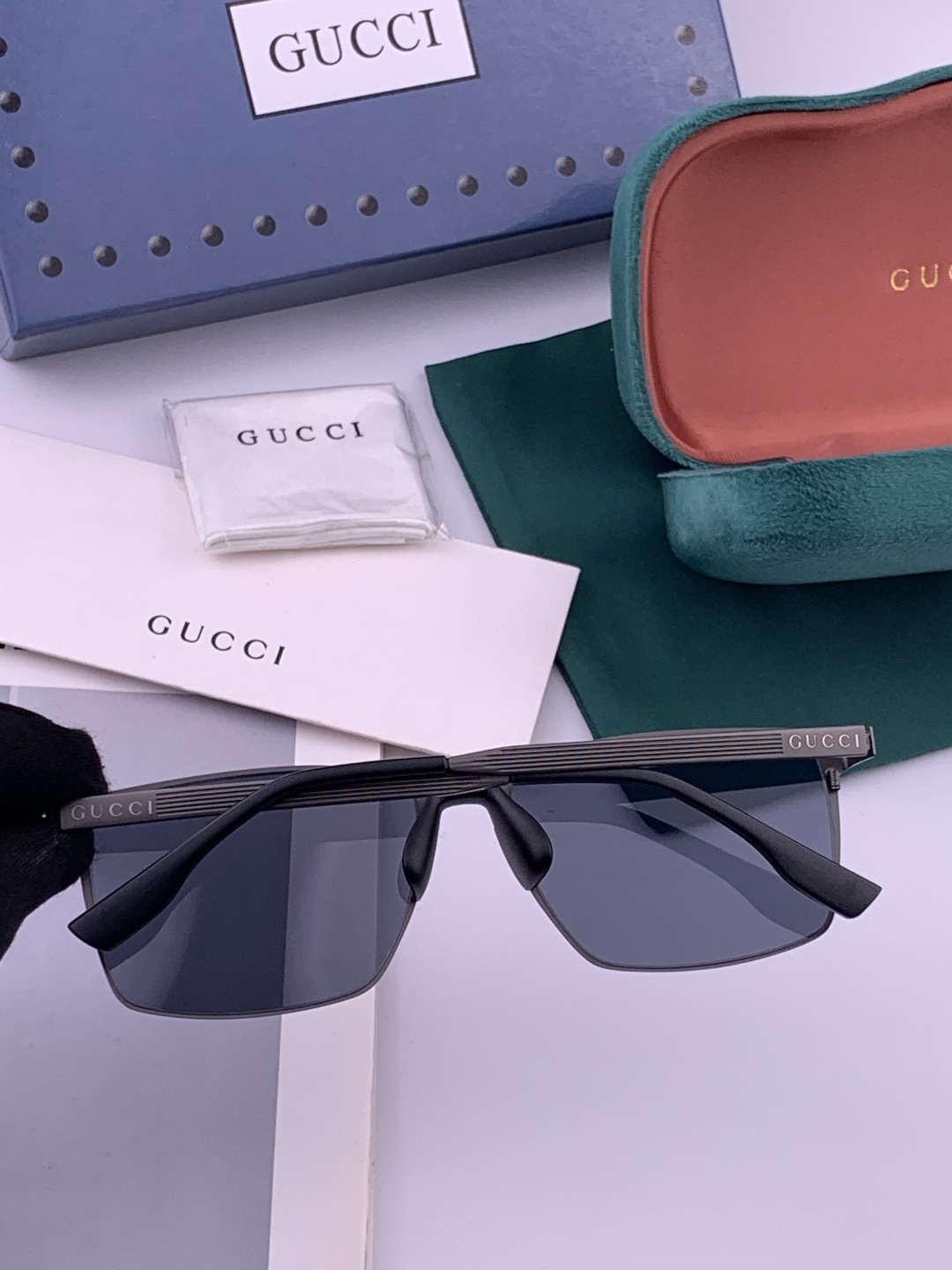 GUCCI 男款炫彩飞行员偏光太阳镜 ❤️材质：高清尼龙加厚卡槽高清偏光镜片 🌹无边框镜架💕颜👍型号：G