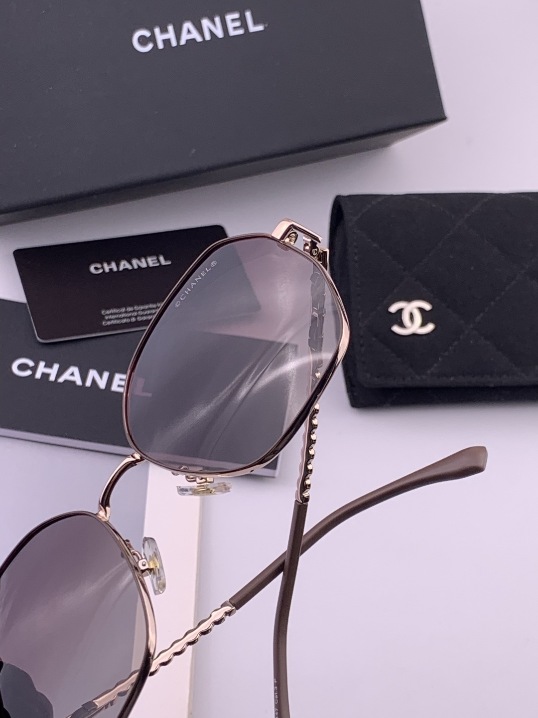新品CHANEL 香奈儿太阳镜以独特魅力和前卫风格诠释春夏最新眼镜，以方框设计两边经典小香珍珠做点缀，中