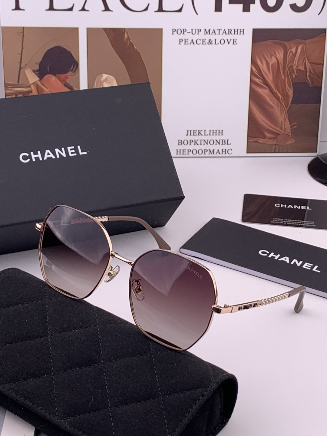 新品CHANEL 香奈儿太阳镜以独特魅力和前卫风格诠释春夏最新眼镜，以方框设计两边经典小香珍珠做点缀，中
