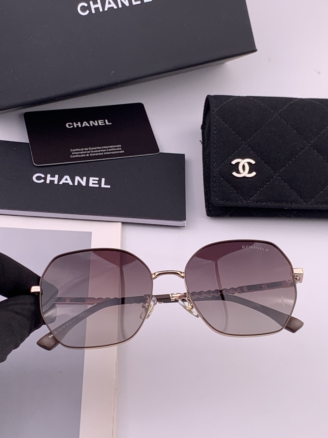 新品CHANEL 香奈儿太阳镜以独特魅力和前卫风格诠释春夏最新眼镜，以方框设计两边经典小香珍珠做点缀，中