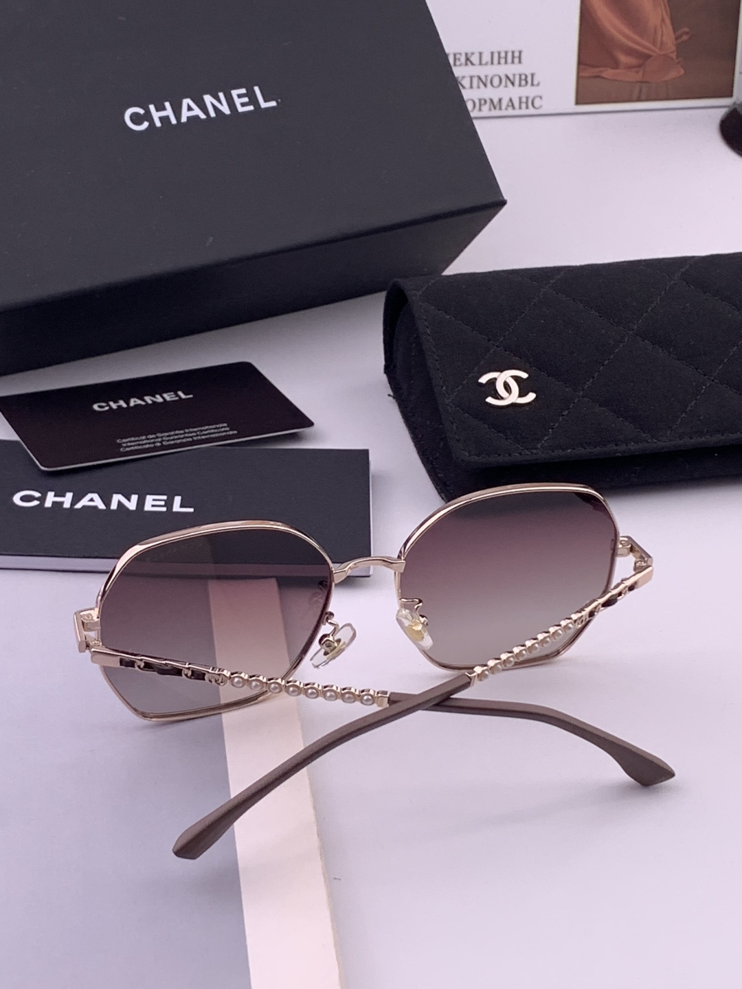 新品CHANEL 香奈儿太阳镜以独特魅力和前卫风格诠释春夏最新眼镜，以方框设计两边经典小香珍珠做点缀，中