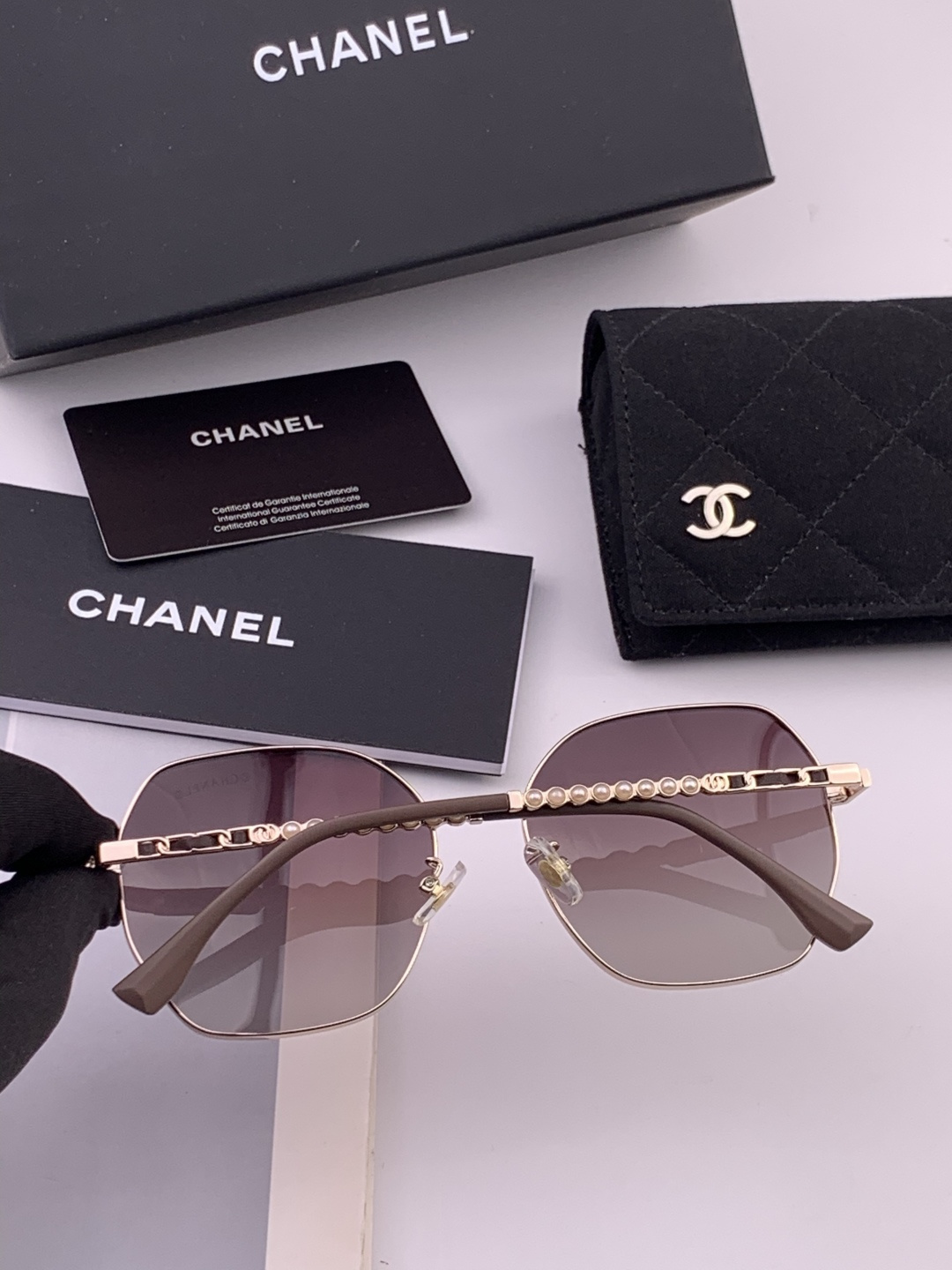 新品CHANEL 香奈儿太阳镜以独特魅力和前卫风格诠释春夏最新眼镜，以方框设计两边经典小香珍珠做点缀，中