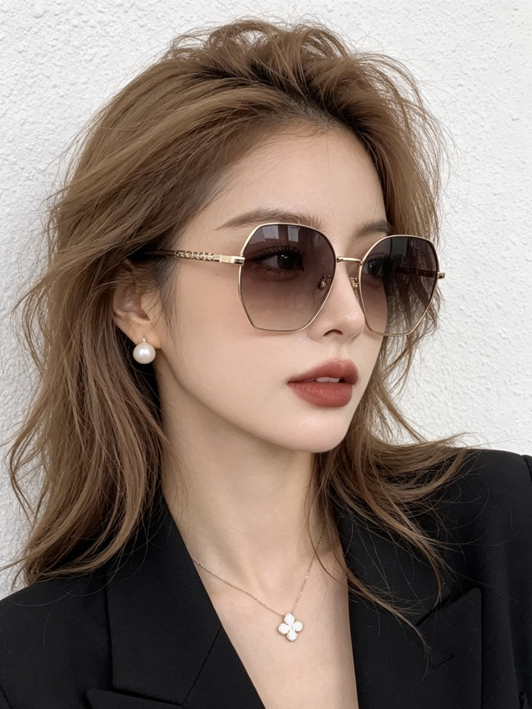 新品CHANEL 香奈儿太阳镜以独特魅力和前卫风格诠释春夏最新眼镜，以方框设计两边经典小香珍珠做点缀，中