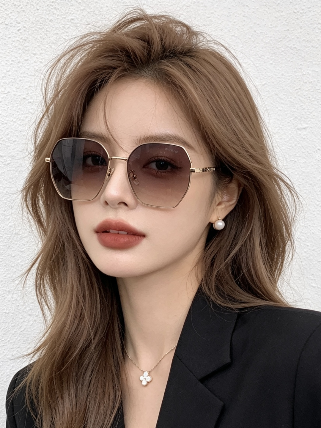 新品CHANEL 香奈儿太阳镜以独特魅力和前卫风格诠释春夏最新眼镜，以方框设计两边经典小香珍珠做点缀，中