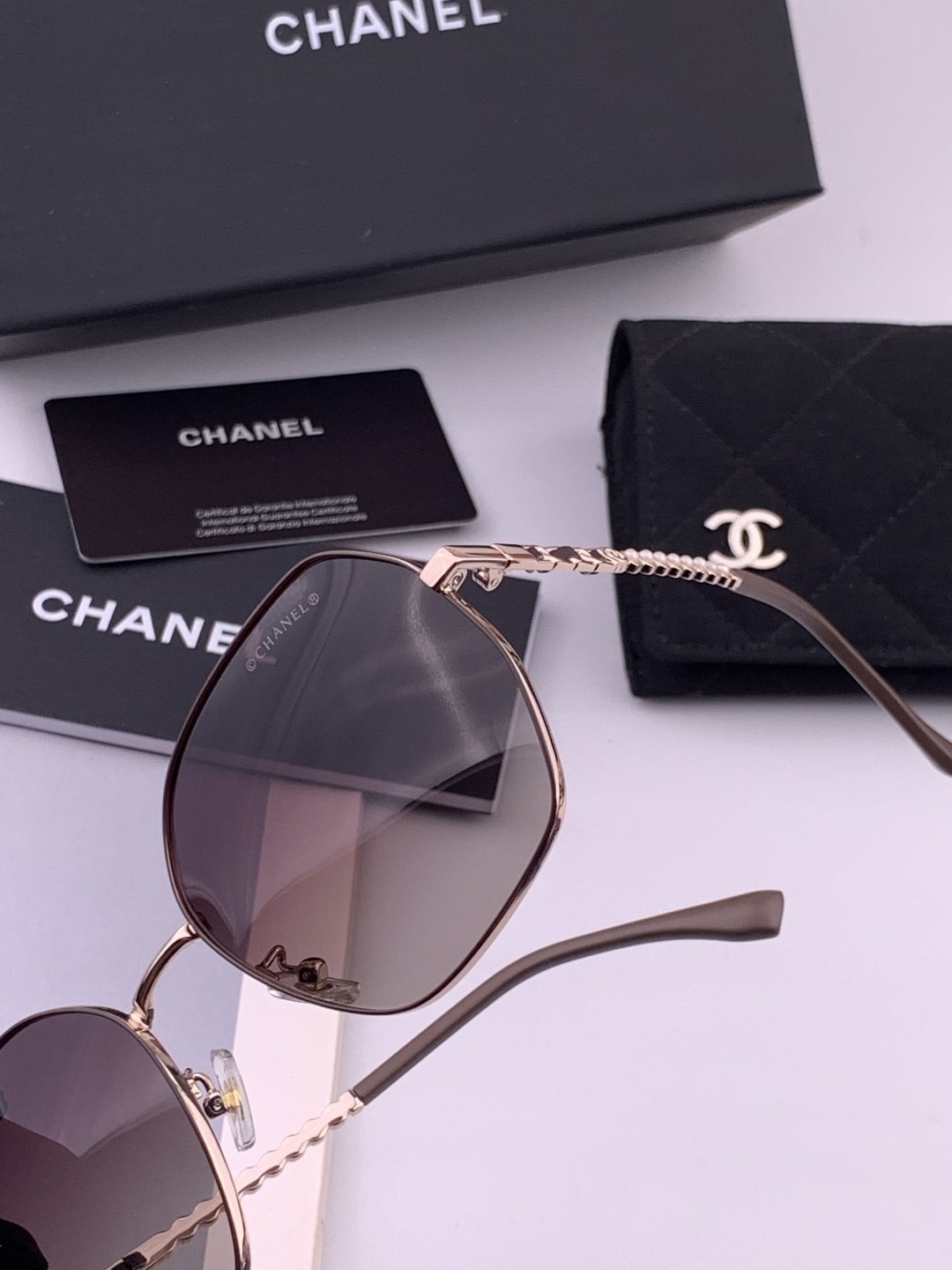 新品CHANEL 香奈儿太阳镜以独特魅力和前卫风格诠释春夏最新眼镜，以方框设计两边经典小香珍珠做点缀，中