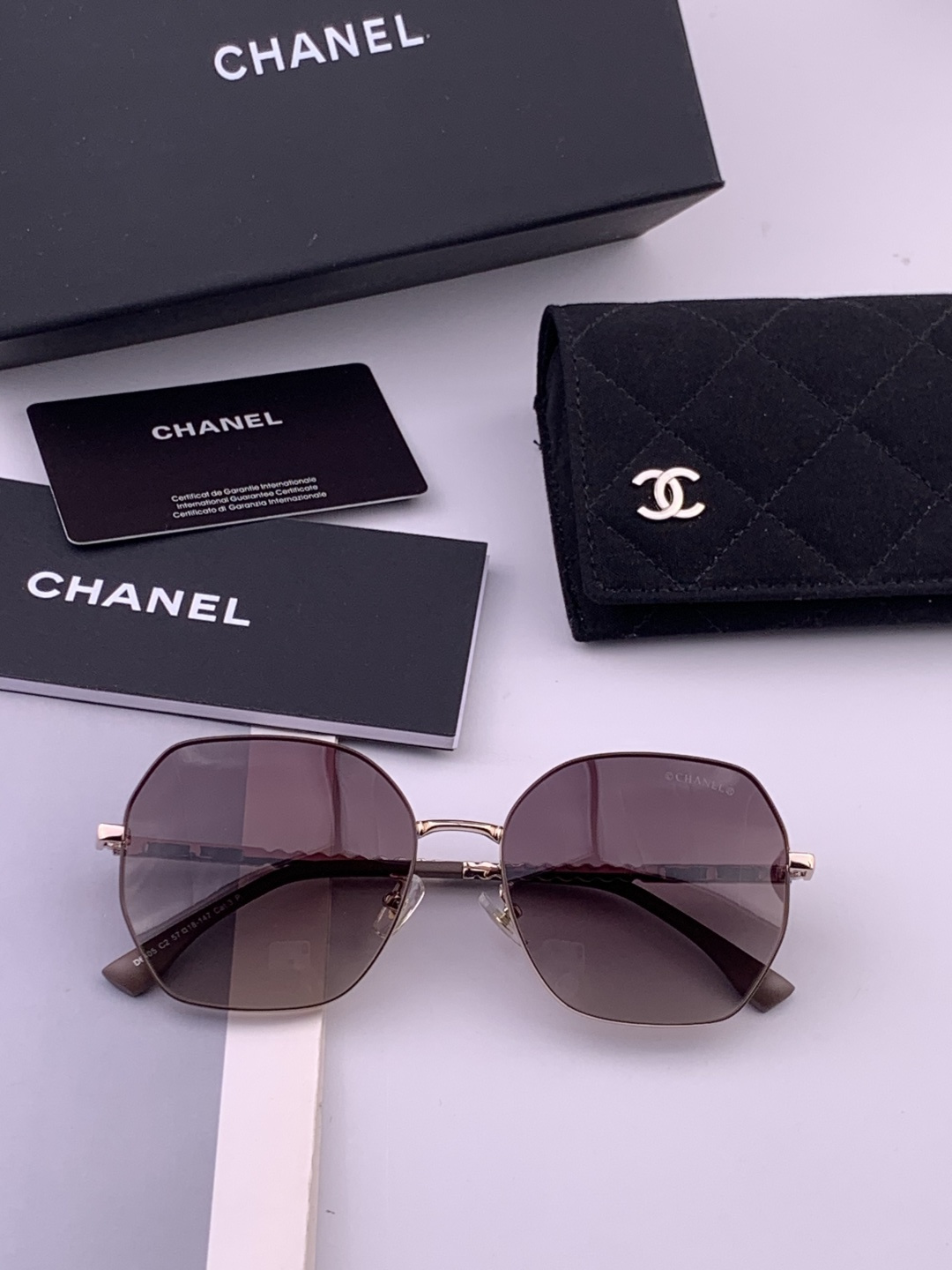 新品CHANEL 香奈儿太阳镜以独特魅力和前卫风格诠释春夏最新眼镜，以方框设计两边经典小香珍珠做点缀，中