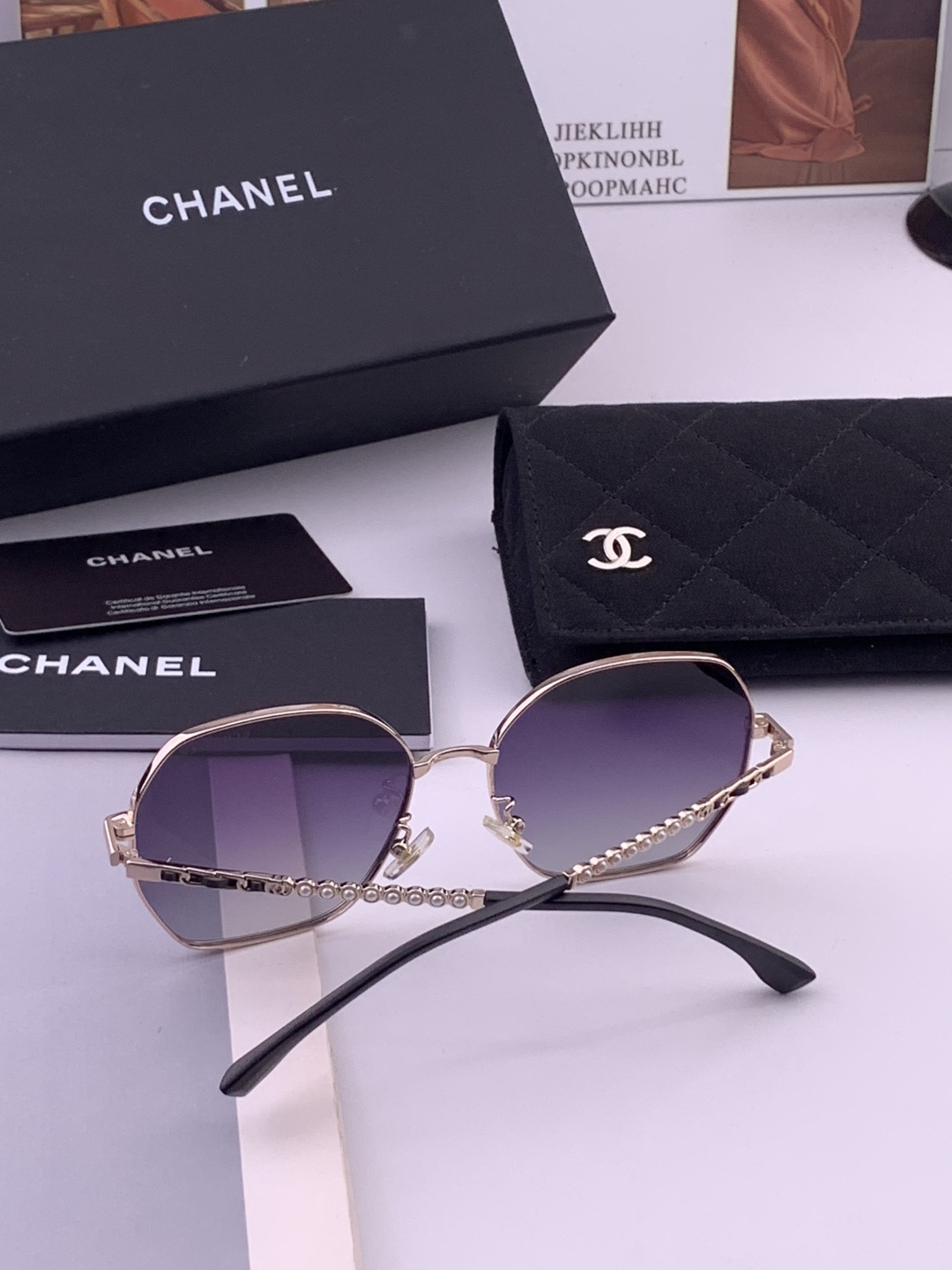 新品CHANEL 香奈儿太阳镜以独特魅力和前卫风格诠释春夏最新眼镜，以方框设计两边经典小香珍珠做点缀，中