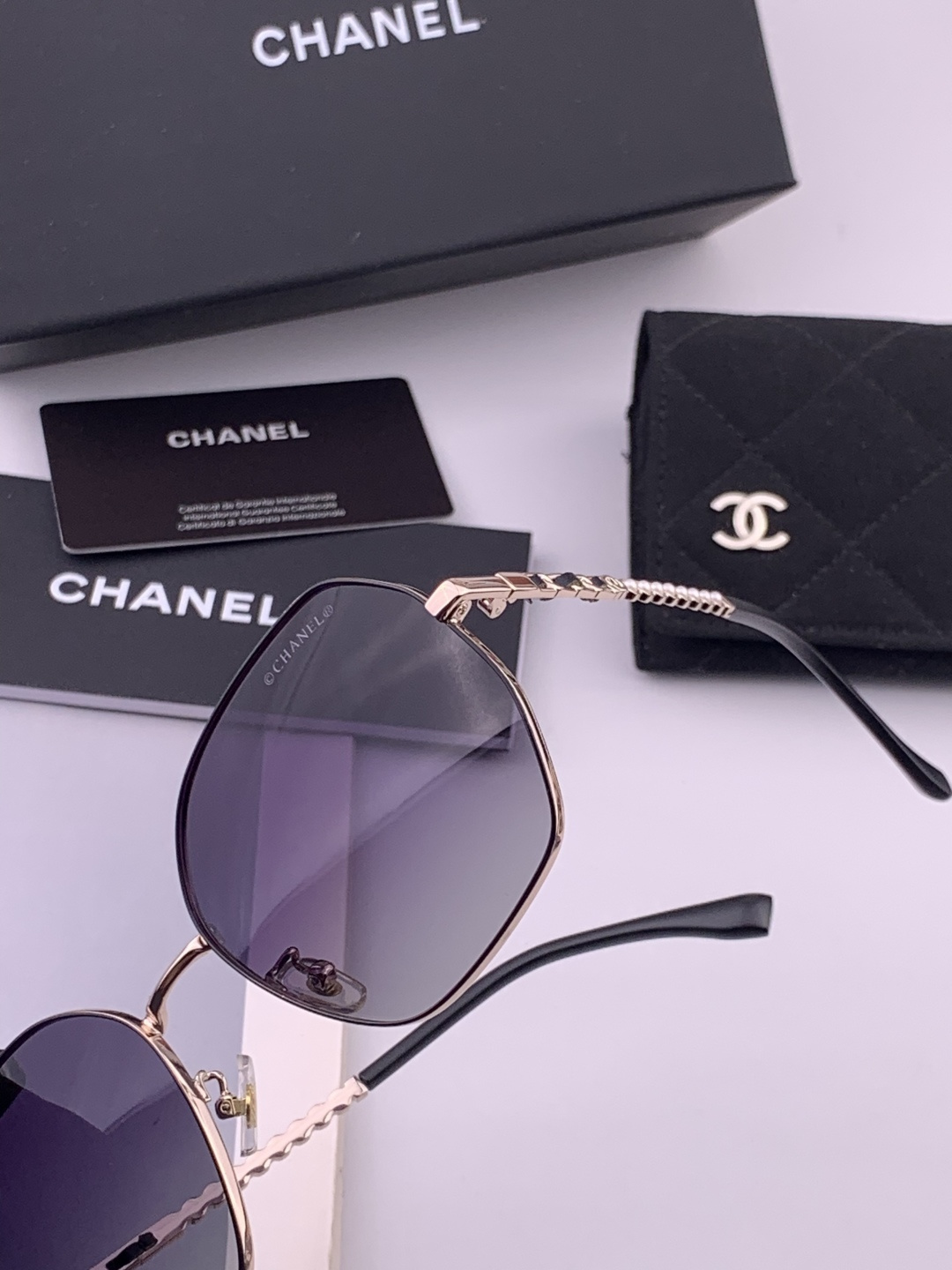 新品CHANEL 香奈儿太阳镜以独特魅力和前卫风格诠释春夏最新眼镜，以方框设计两边经典小香珍珠做点缀，中