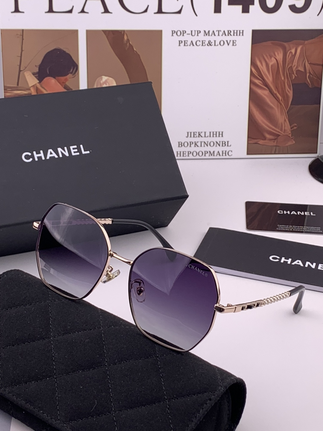 新品CHANEL 香奈儿太阳镜以独特魅力和前卫风格诠释春夏最新眼镜，以方框设计两边经典小香珍珠做点缀，中