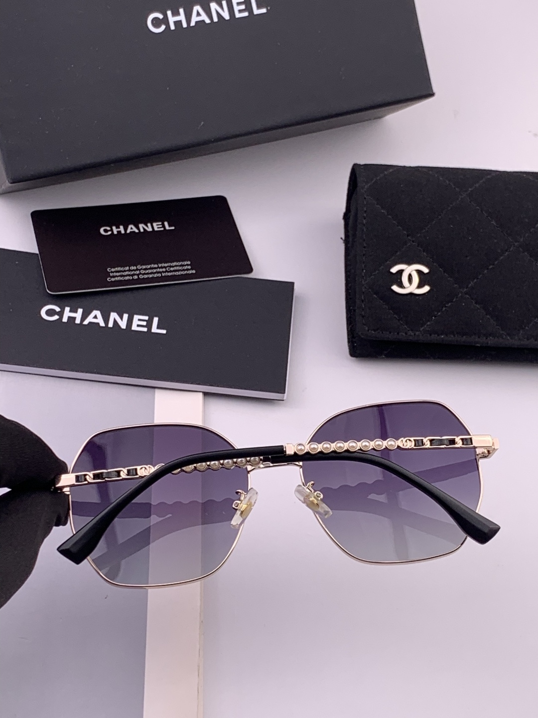 新品CHANEL 香奈儿太阳镜以独特魅力和前卫风格诠释春夏最新眼镜，以方框设计两边经典小香珍珠做点缀，中