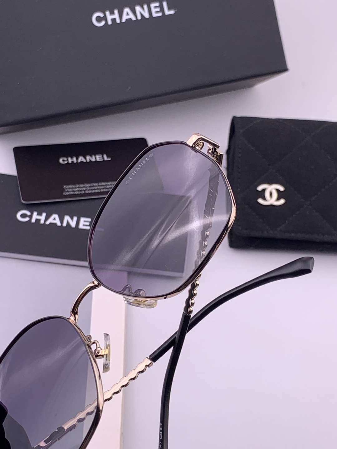 新品CHANEL 香奈儿太阳镜以独特魅力和前卫风格诠释春夏最新眼镜，以方框设计两边经典小香珍珠做点缀，中