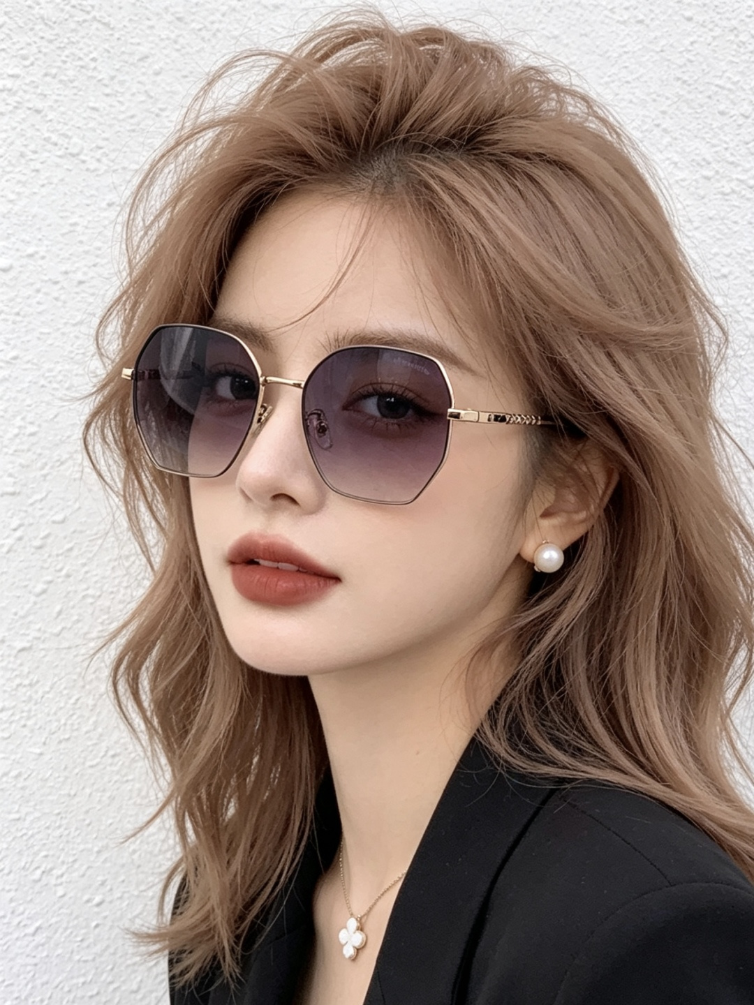 新品CHANEL 香奈儿太阳镜以独特魅力和前卫风格诠释春夏最新眼镜，以方框设计两边经典小香珍珠做点缀，中