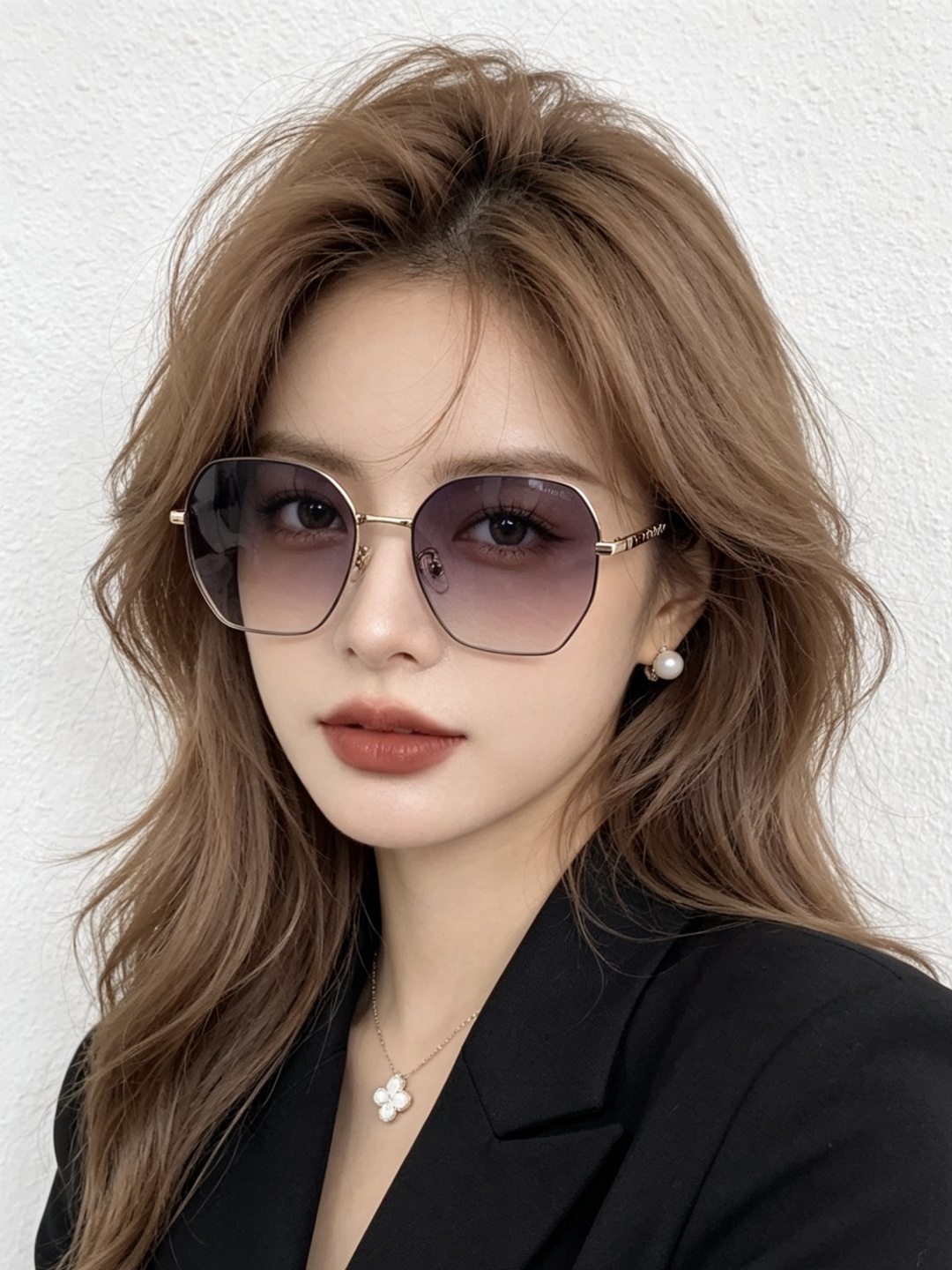 新品CHANEL 香奈儿太阳镜以独特魅力和前卫风格诠释春夏最新眼镜，以方框设计两边经典小香珍珠做点缀，中