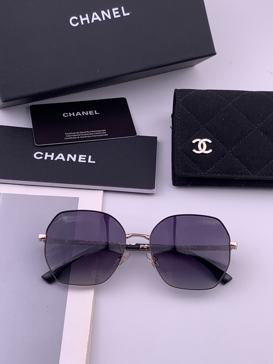 新品CHANEL 香奈儿太阳镜以独特魅力和前卫风格诠释春夏最新眼镜，以方框设计两边经典小香珍珠做点缀，中