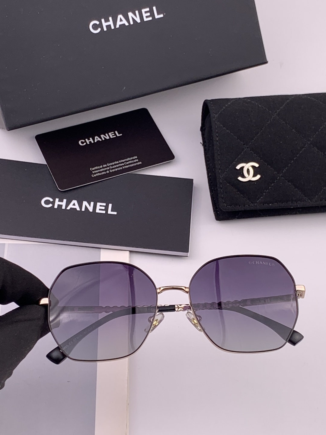 新品CHANEL 香奈儿太阳镜以独特魅力和前卫风格诠释春夏最新眼镜，以方框设计两边经典小香珍珠做点缀，中