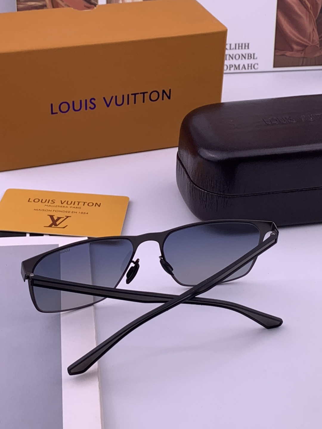 ♦️LV  新款男女情侣款太阳镜多边形墨镜iP电镀永不褪色 超轻超有弹性整幅眼镜无螺丝重要的是压不坏 高