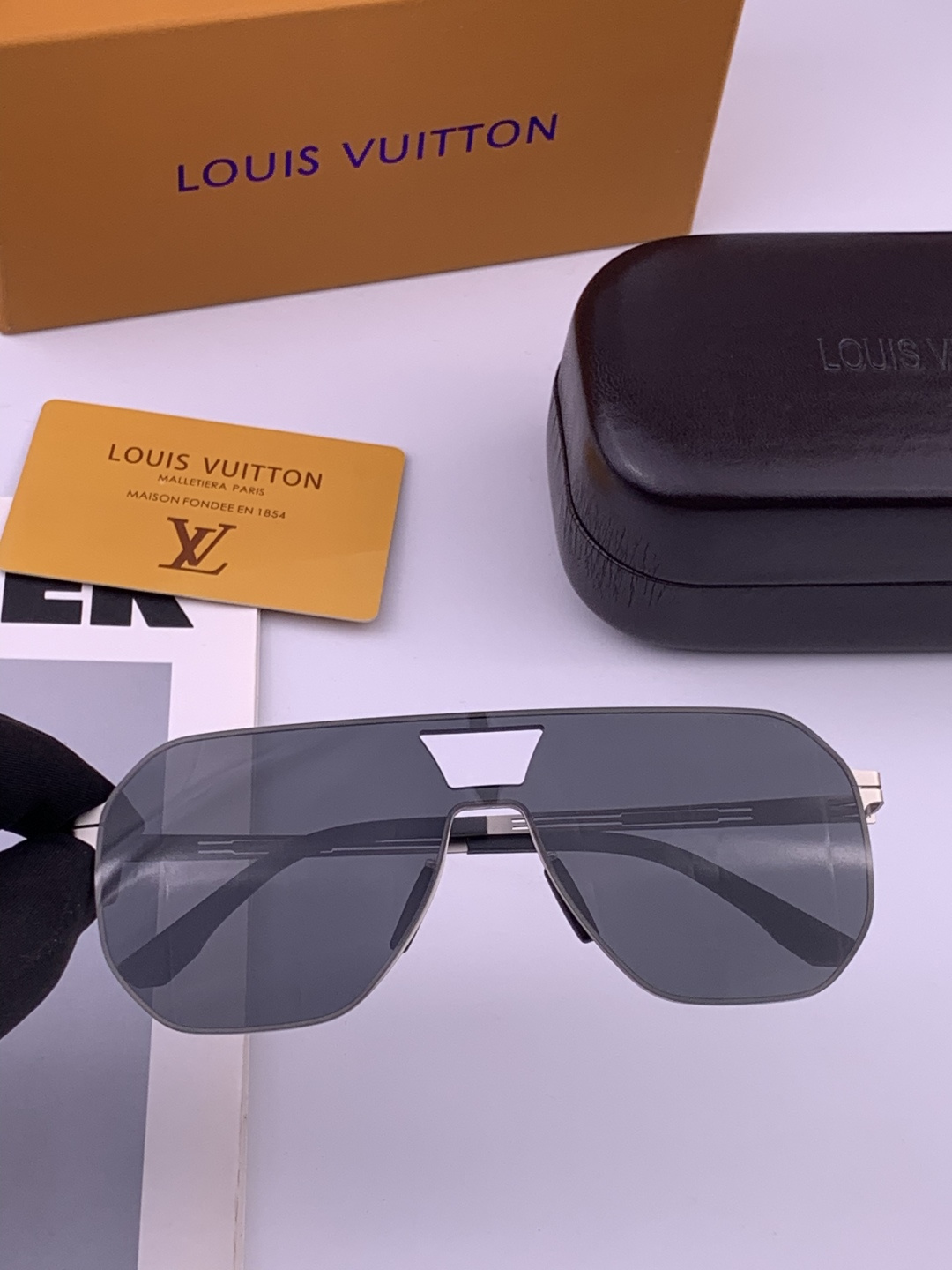 ♦️LV  新款男女情侣款太阳镜多边形墨镜iP电镀永不褪色 超轻超有弹性整幅眼镜无螺丝重要的是压不坏 高