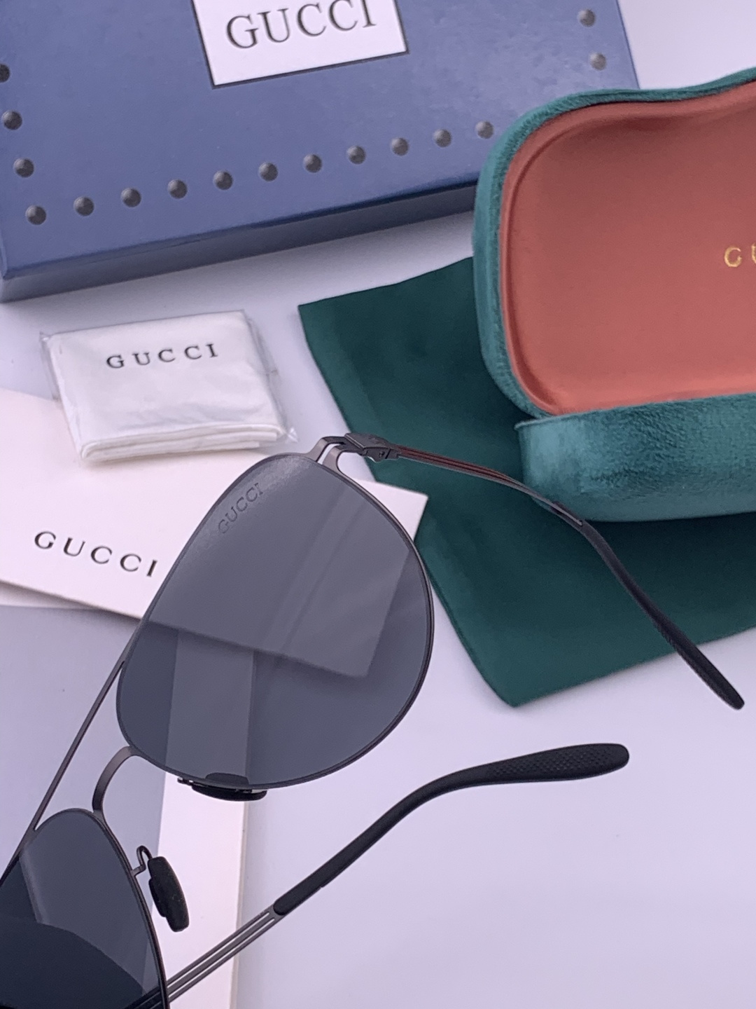♦️ GUCCI新款男女情侣款太阳镜多边形墨镜iP电镀永不褪色 超轻超有弹性整幅眼镜无螺丝重要的是压不坏