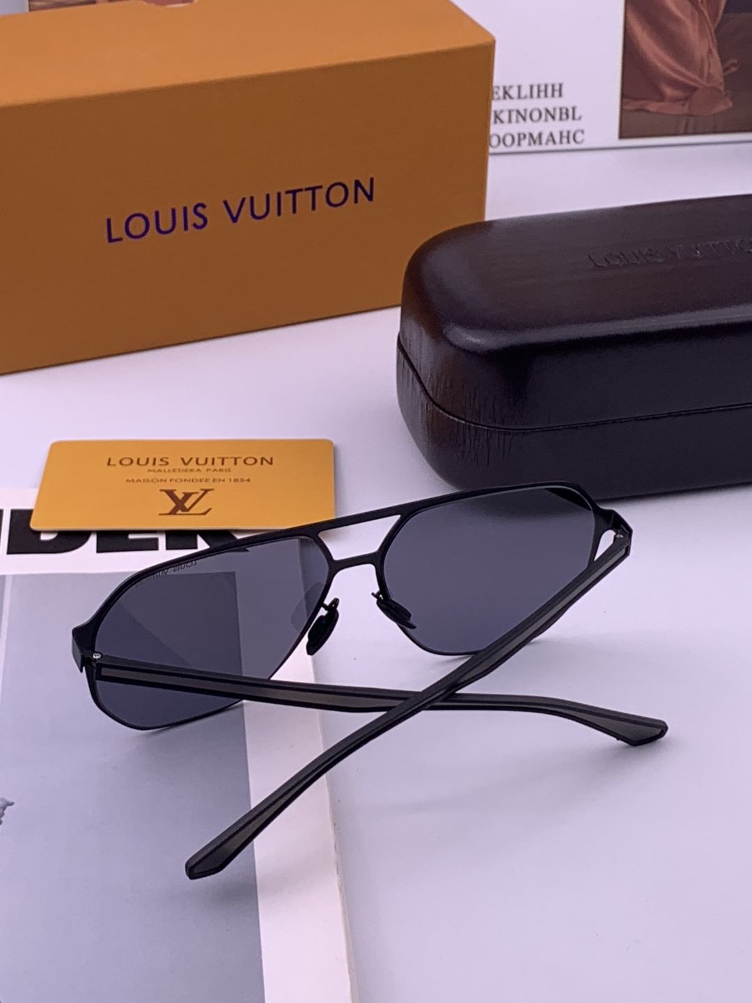 ♦️LV  新款男女情侣款太阳镜多边形墨镜iP电镀永不褪色 超轻超有弹性整幅眼镜无螺丝重要的是压不坏 高