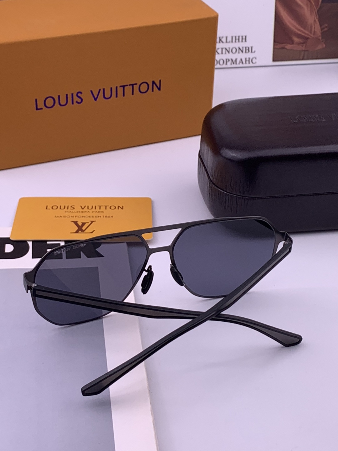 ♦️LV  新款男女情侣款太阳镜多边形墨镜iP电镀永不褪色 超轻超有弹性整幅眼镜无螺丝重要的是压不坏 高