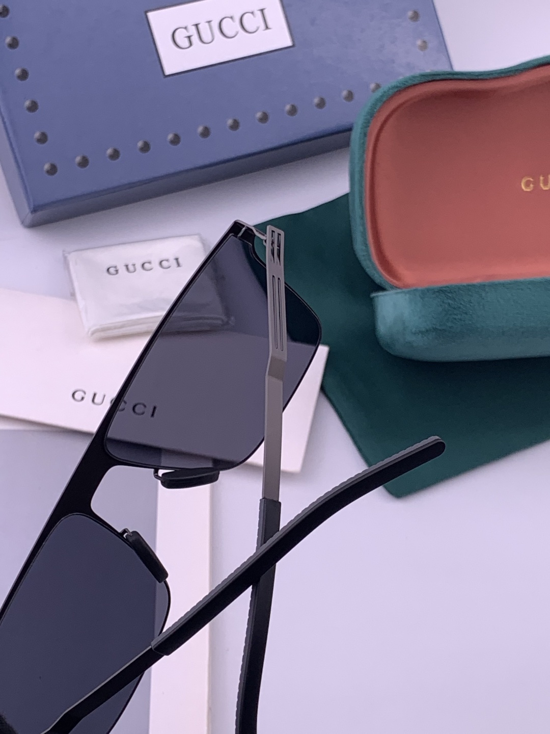 ♦️ GUCCI 新款男女情侣款太阳镜多边形墨镜iP电镀永不褪色 超轻超有弹性整幅眼镜无螺丝重要的是压不