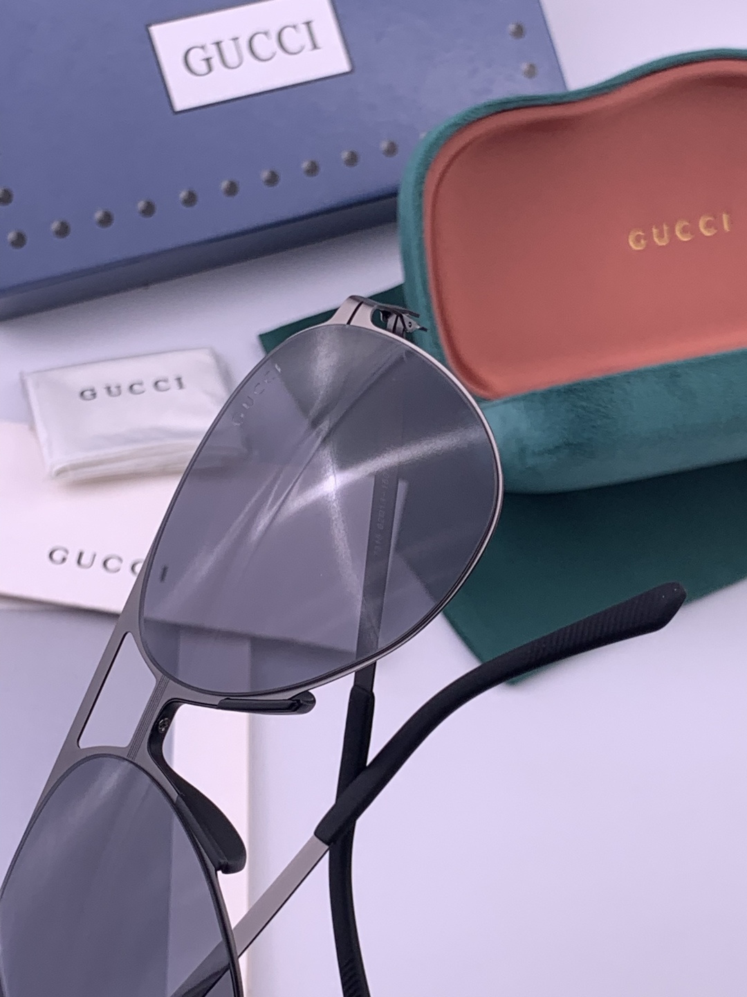 ♦️ GUCCI 新款男女情侣款太阳镜多边形墨镜iP电镀永不褪色 超轻超有弹性整幅眼镜无螺丝重要的是压不
