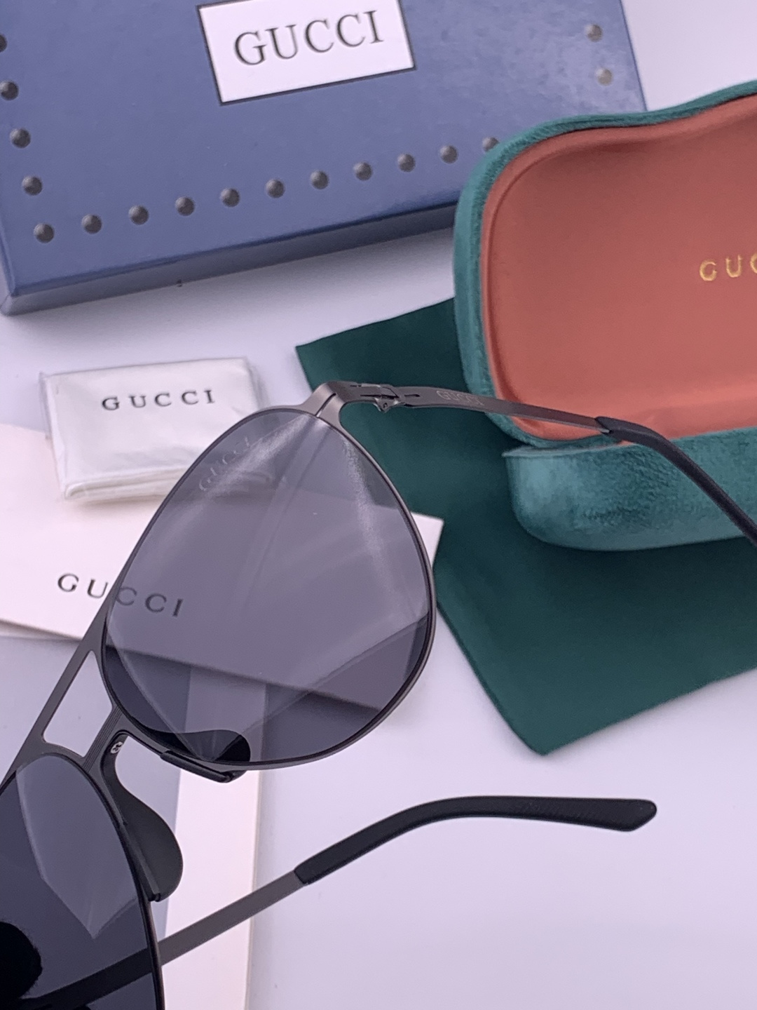 ♦️ GUCCI 新款男女情侣款太阳镜多边形墨镜iP电镀永不褪色 超轻超有弹性整幅眼镜无螺丝重要的是压不
