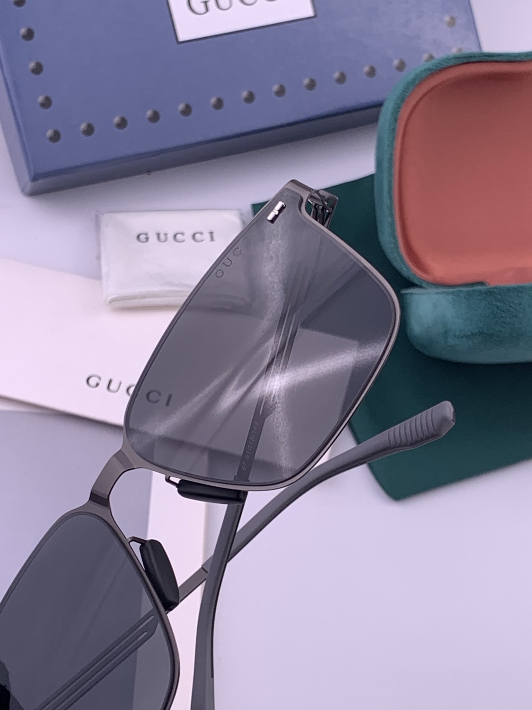 GUCCI 男款炫彩飞行员偏光太阳镜 ❤️材质：高清尼龙加厚卡槽高清偏光镜片 🌹无边框镜架💕颜👍型号：G