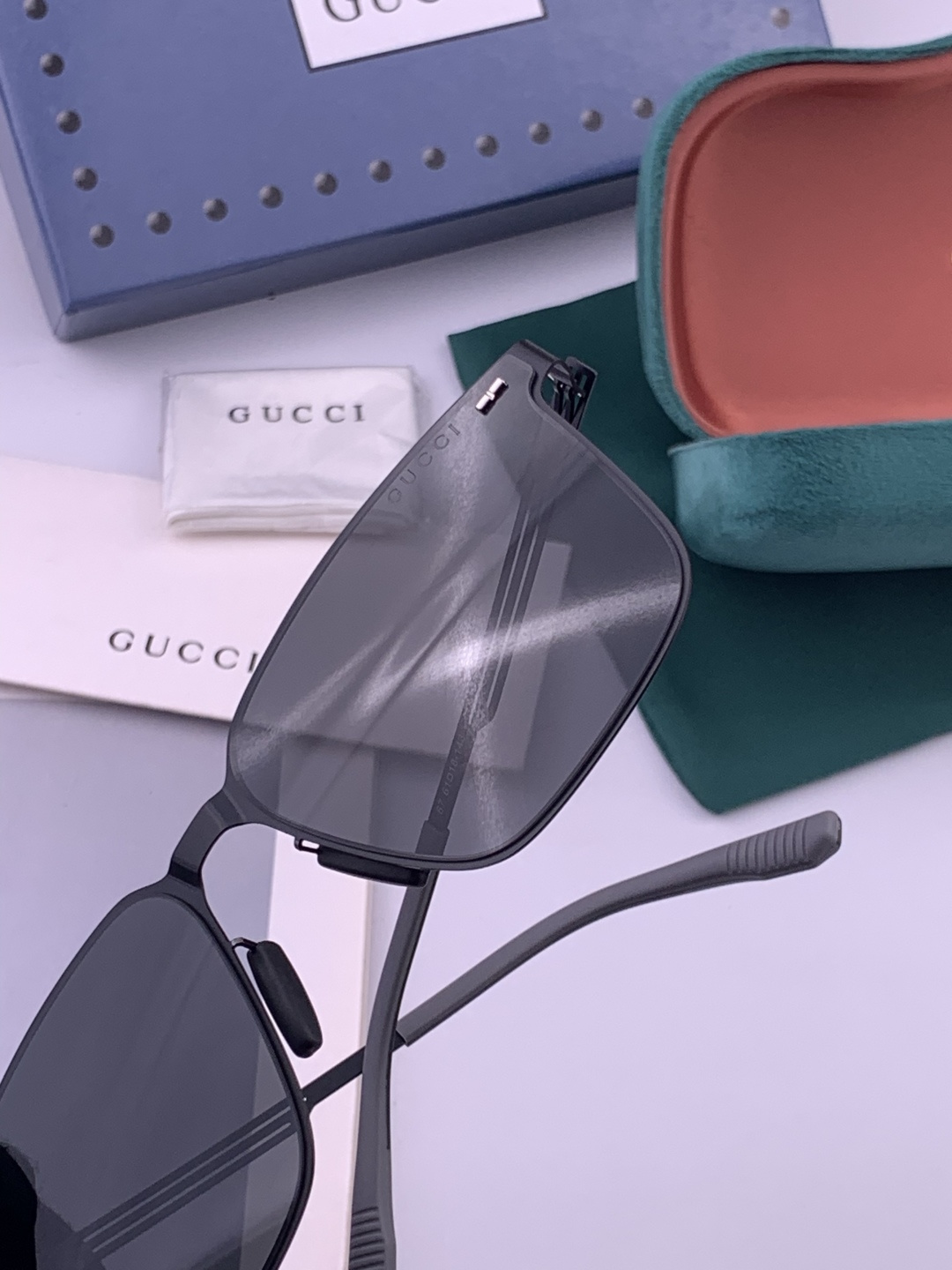 GUCCI 男款炫彩飞行员偏光太阳镜 ❤️材质：高清尼龙加厚卡槽高清偏光镜片 🌹无边框镜架💕颜👍型号：G