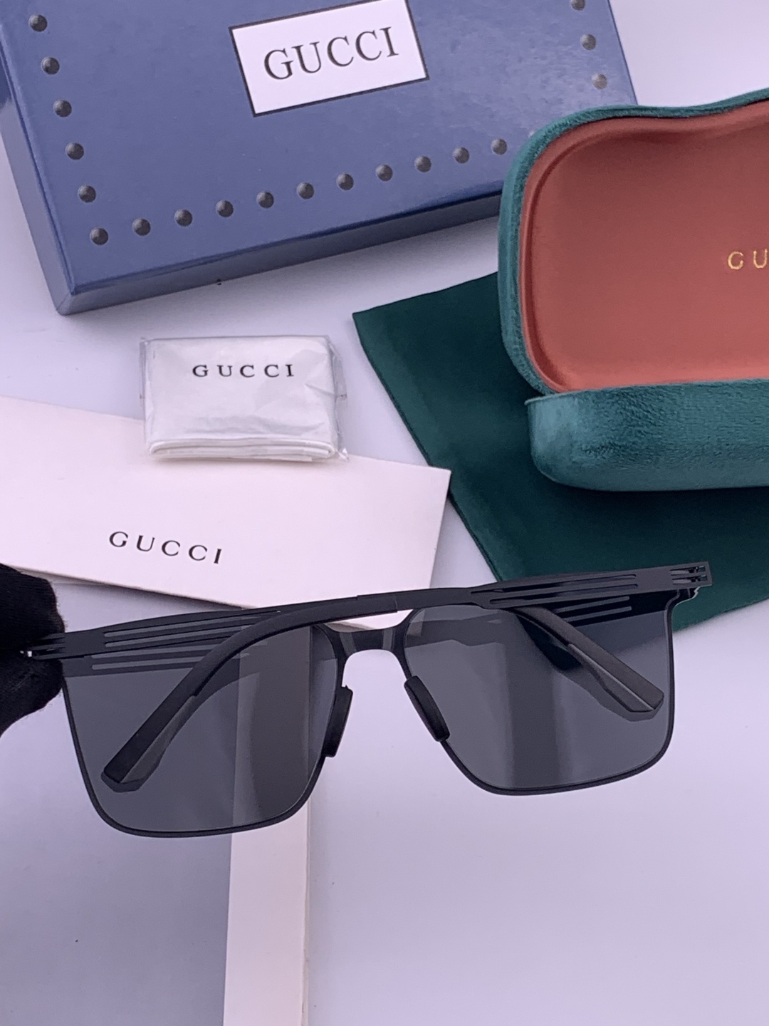 GUCCI 男款炫彩飞行员偏光太阳镜 ❤️材质：高清尼龙加厚卡槽高清偏光镜片 🌹无边框镜架💕颜👍型号：G