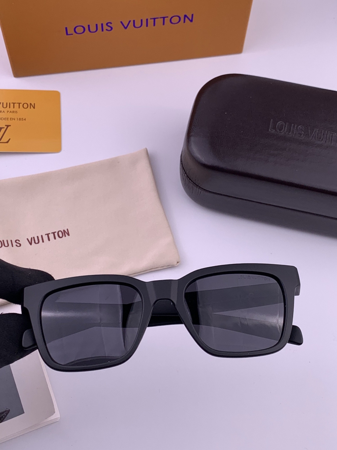 LV 太阳镜潮品官网模特同款 [玫瑰][玫瑰]精致个性设计简约时尚 高品质值得拥有绝对潮爆整个夏季 新款
