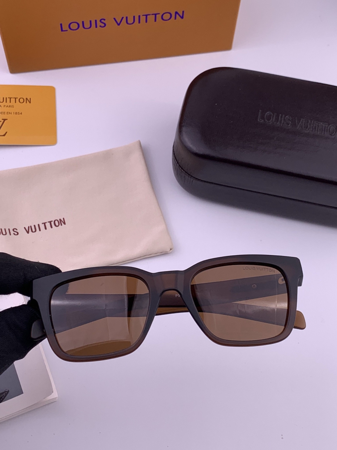 LV 太阳镜潮品官网模特同款 [玫瑰][玫瑰]精致个性设计简约时尚 高品质值得拥有绝对潮爆整个夏季 新款