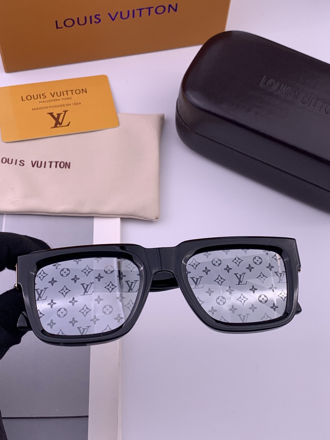 LV 新款女士方框太阳眼镜 开车墨镜 新款太阳镜  时尚大方 舒适轻盈 精致奢华 超轻 型号：L4443