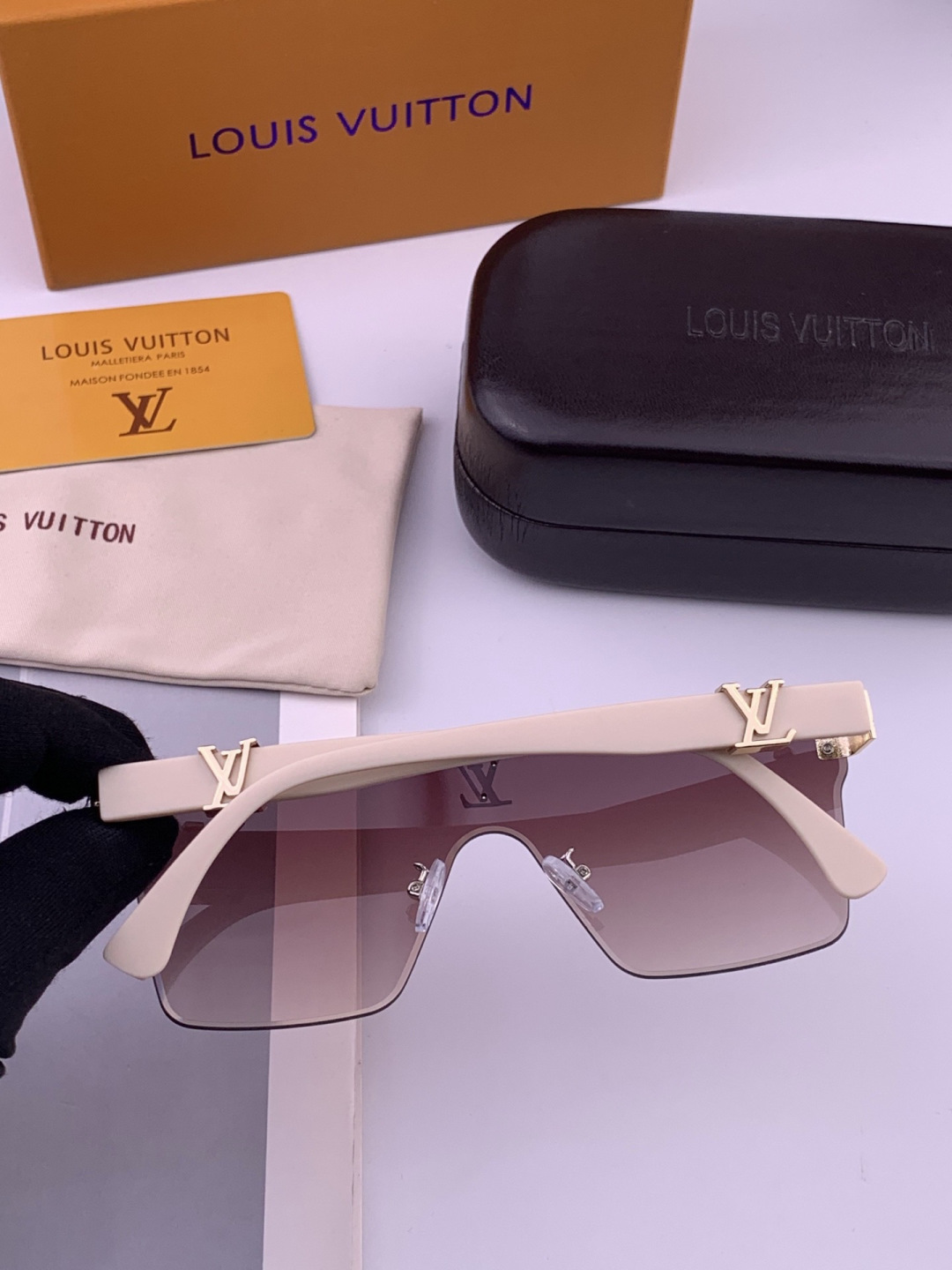 🔺LV🔻早春新款，众多明星同款[色]LV‼️‼️新款大框墨镜 ，🌈🌈宝丽来超清太阳镜🔝🔝型号：L3600