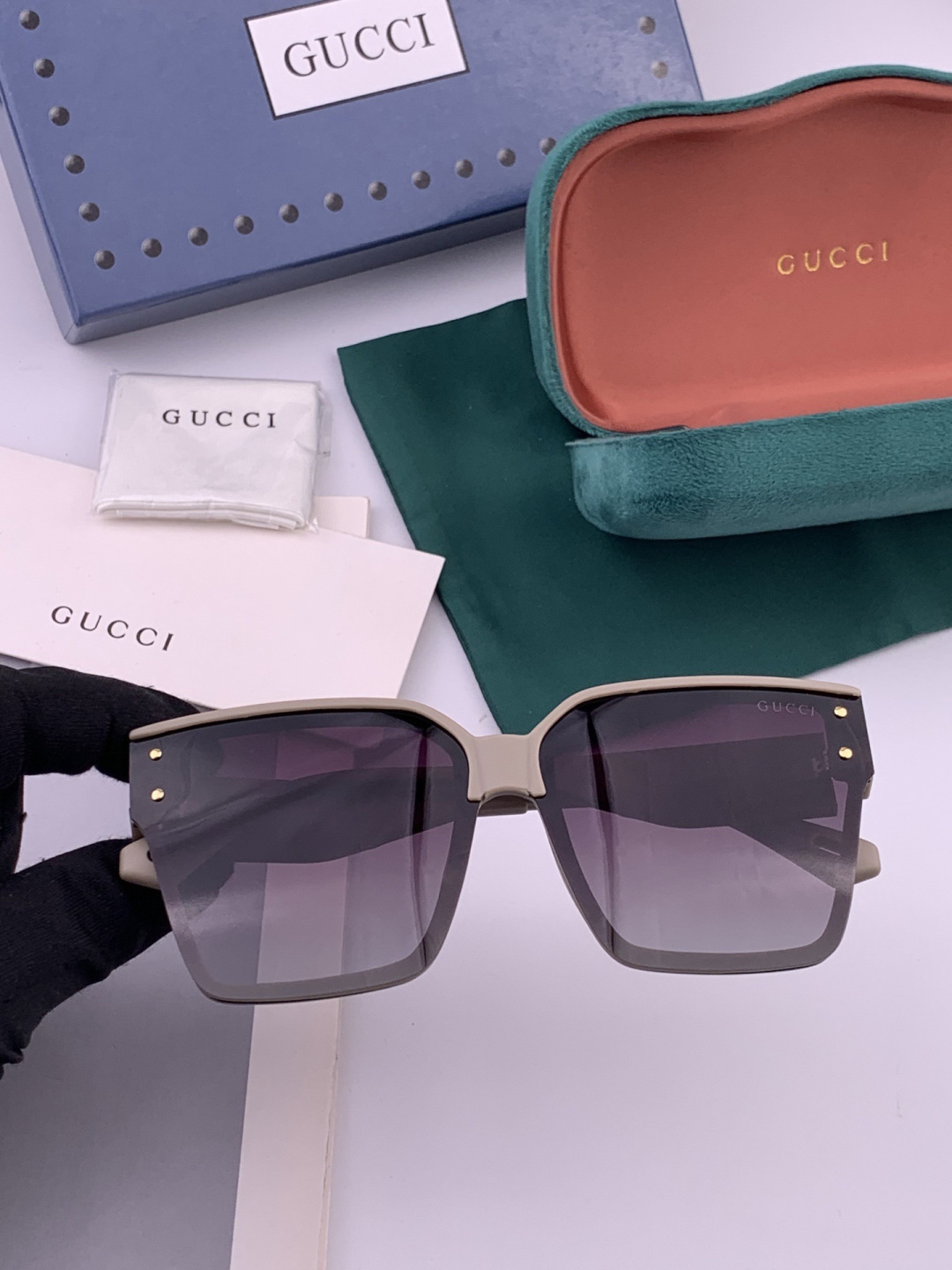 GUCCI 开春新款 最新款方框太阳镜 各路网红纷纷带起气场满分‼️ 俏皮甜美.上脸效果更佳.金属质感超