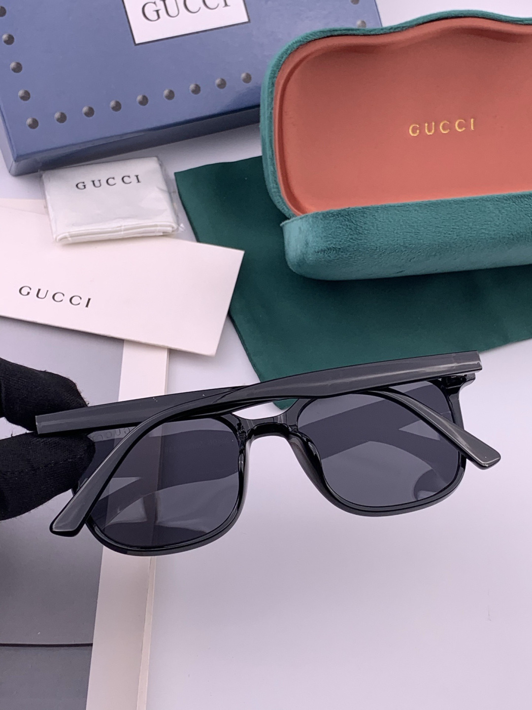 Gucci   情侣款 经典的方框设计，不挑脸型，无论搭配大衣还是连衣裙都非常显气质高清偏光镜片预防紫外