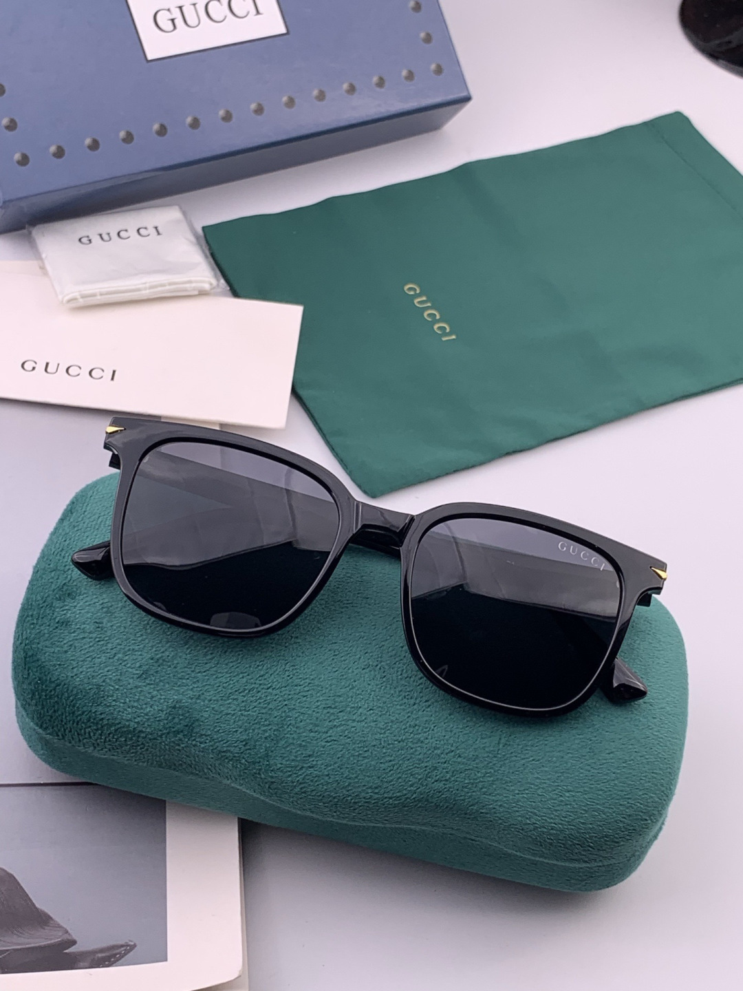 Gucci   情侣款 经典的方框设计，不挑脸型，无论搭配大衣还是连衣裙都非常显气质高清偏光镜片预防紫外