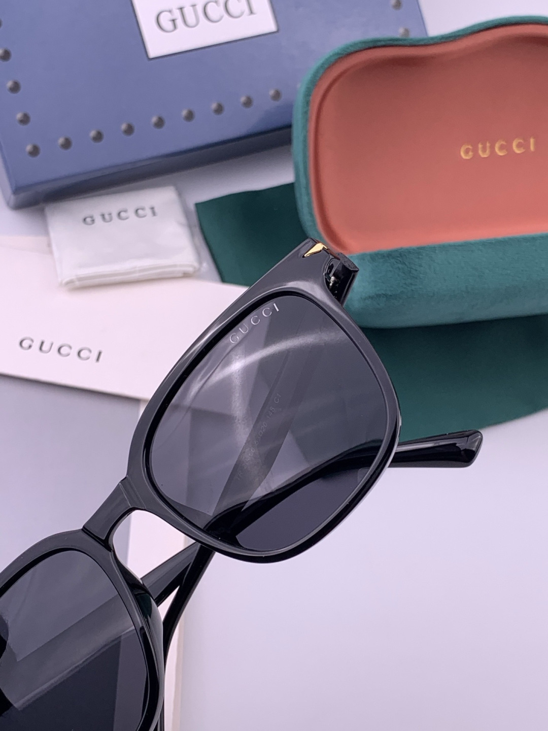 Gucci   情侣款 经典的方框设计，不挑脸型，无论搭配大衣还是连衣裙都非常显气质高清偏光镜片预防紫外