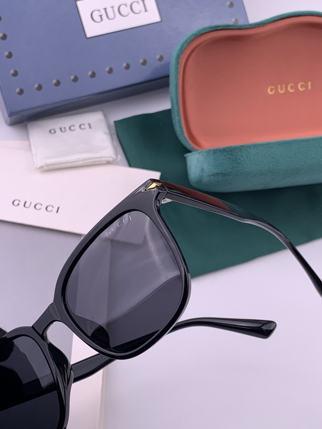 Gucci   情侣款 经典的方框设计，不挑脸型，无论搭配大衣还是连衣裙都非常显气质高清偏光镜片预防紫外