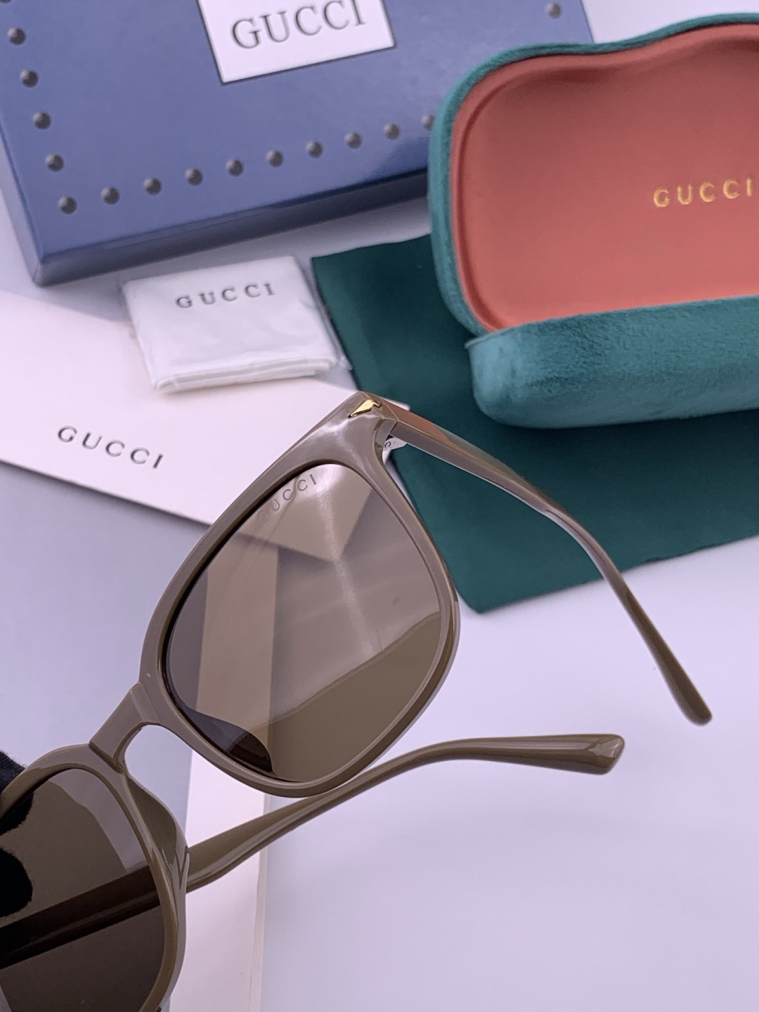 Gucci   情侣款 经典的方框设计，不挑脸型，无论搭配大衣还是连衣裙都非常显气质高清偏光镜片预防紫外