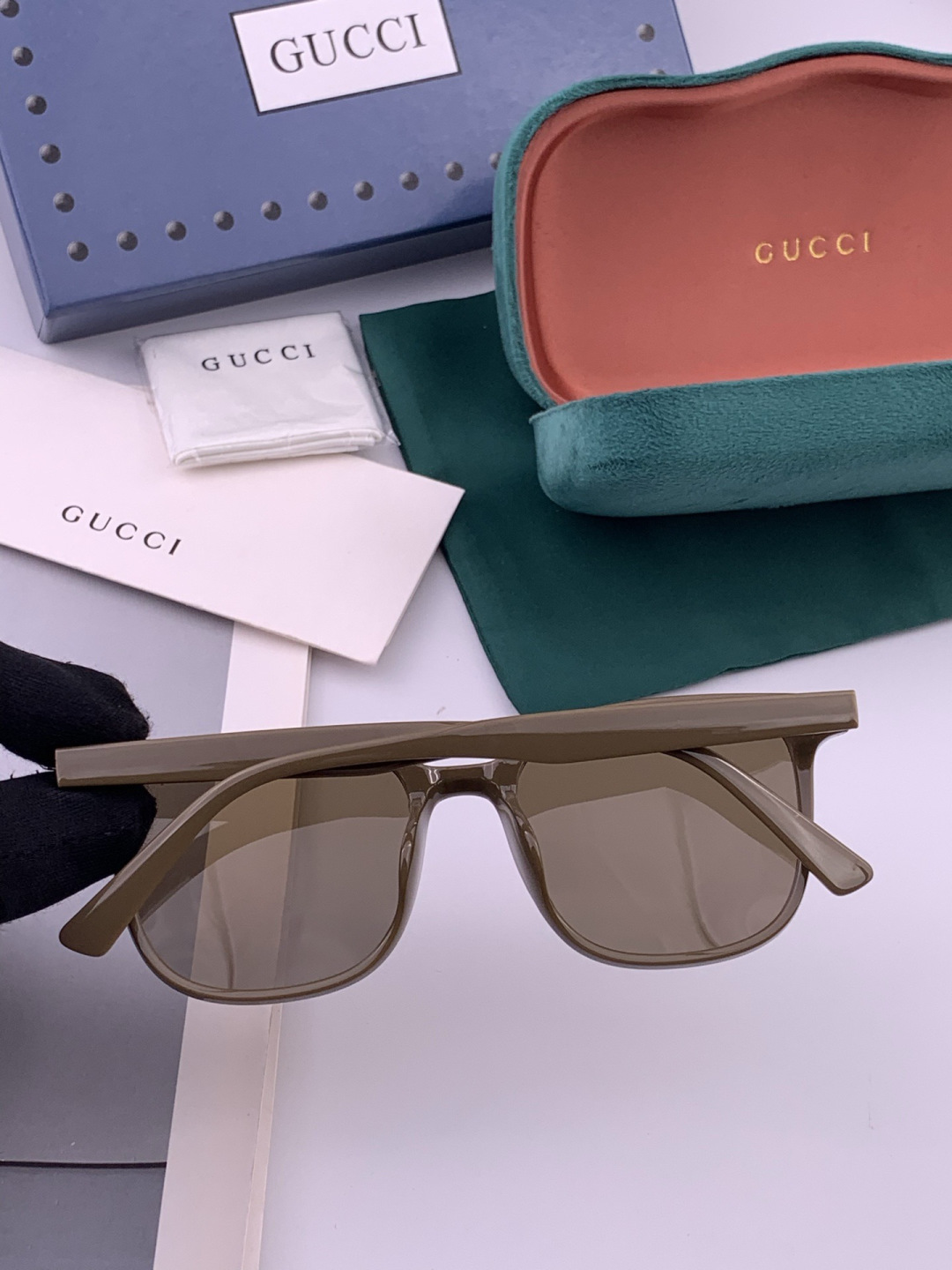 Gucci   情侣款 经典的方框设计，不挑脸型，无论搭配大衣还是连衣裙都非常显气质高清偏光镜片预防紫外