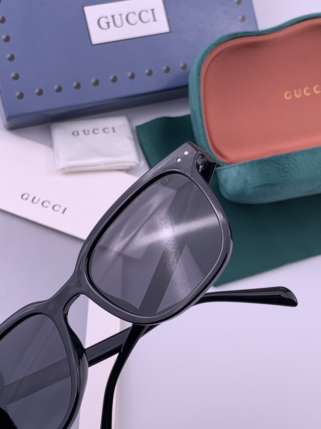 Gucci   情侣款 经典的方框设计，不挑脸型，无论搭配大衣还是连衣裙都非常显气质高清偏光镜片预防紫外
