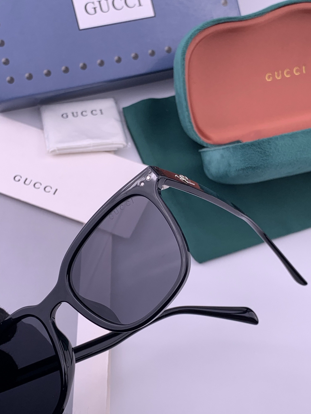 Gucci   情侣款 经典的方框设计，不挑脸型，无论搭配大衣还是连衣裙都非常显气质高清偏光镜片预防紫外