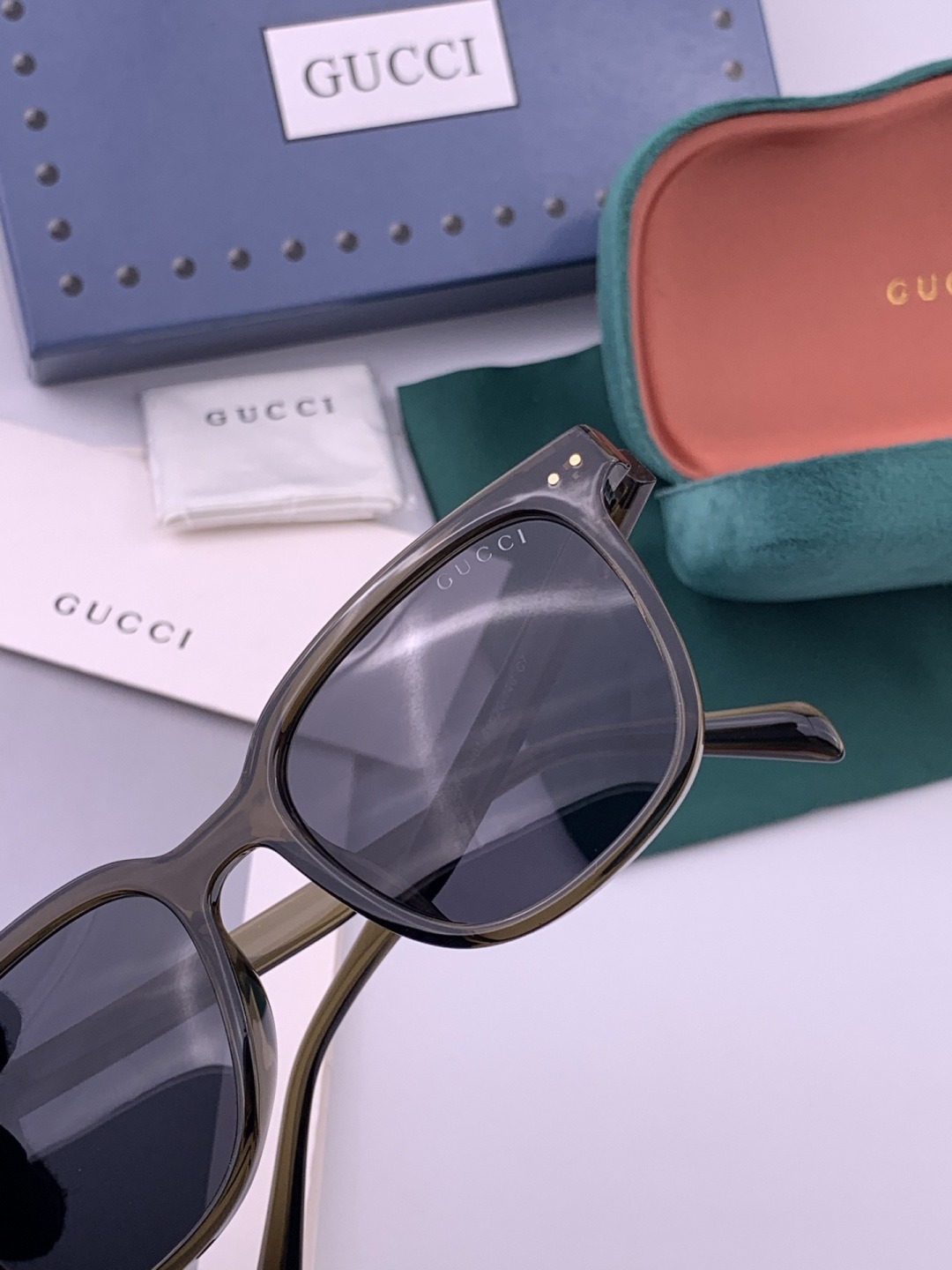 Gucci   情侣款 经典的方框设计，不挑脸型，无论搭配大衣还是连衣裙都非常显气质高清偏光镜片预防紫外
